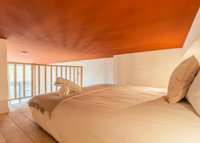 Appartement Pour Deux En Mezzanine Avec Petit Balcon *